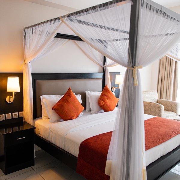 Rooms &amp; suites