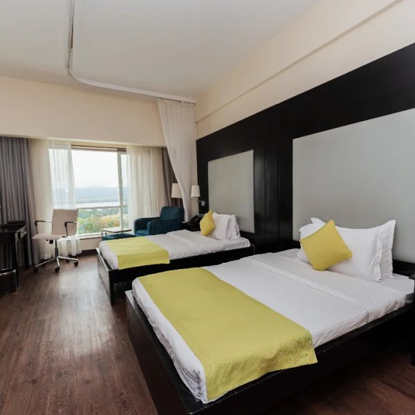 Rooms &amp; suites