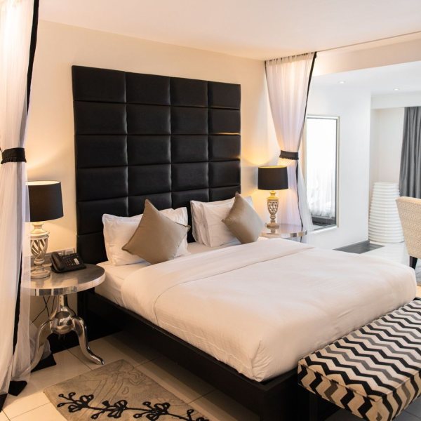 Rooms &amp; suites